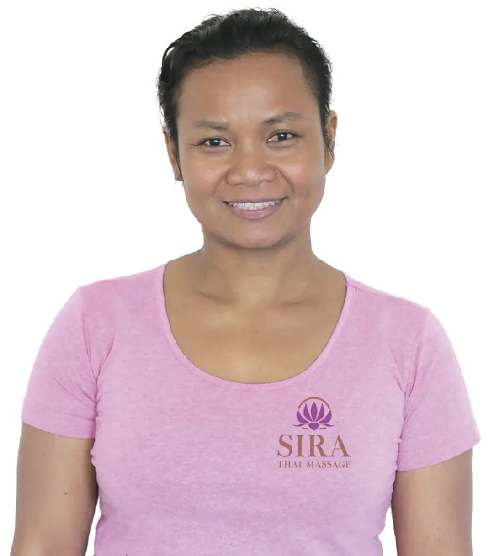 Tum Daniels, Inhaberin von Sira Thai Massage, lächelnd im rosa Sira-Shirt